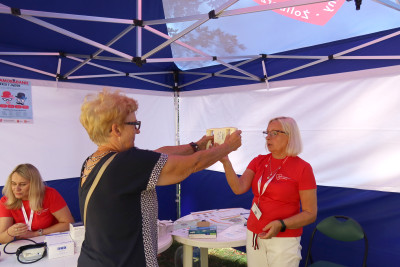 Kobieta trzyma urządzenie badające pomiar tkanki tłuszczowej