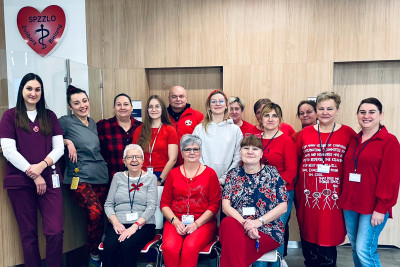 Pracownicy przychodni przy ulicy Przy Agorze ubrani na czerwono.